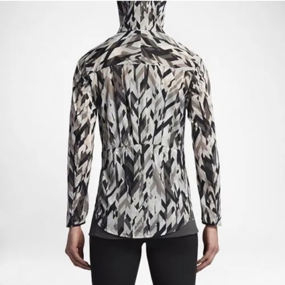 Nike Women's Impossibly Light Print Packable Running Jacket - Picture 4 of 11